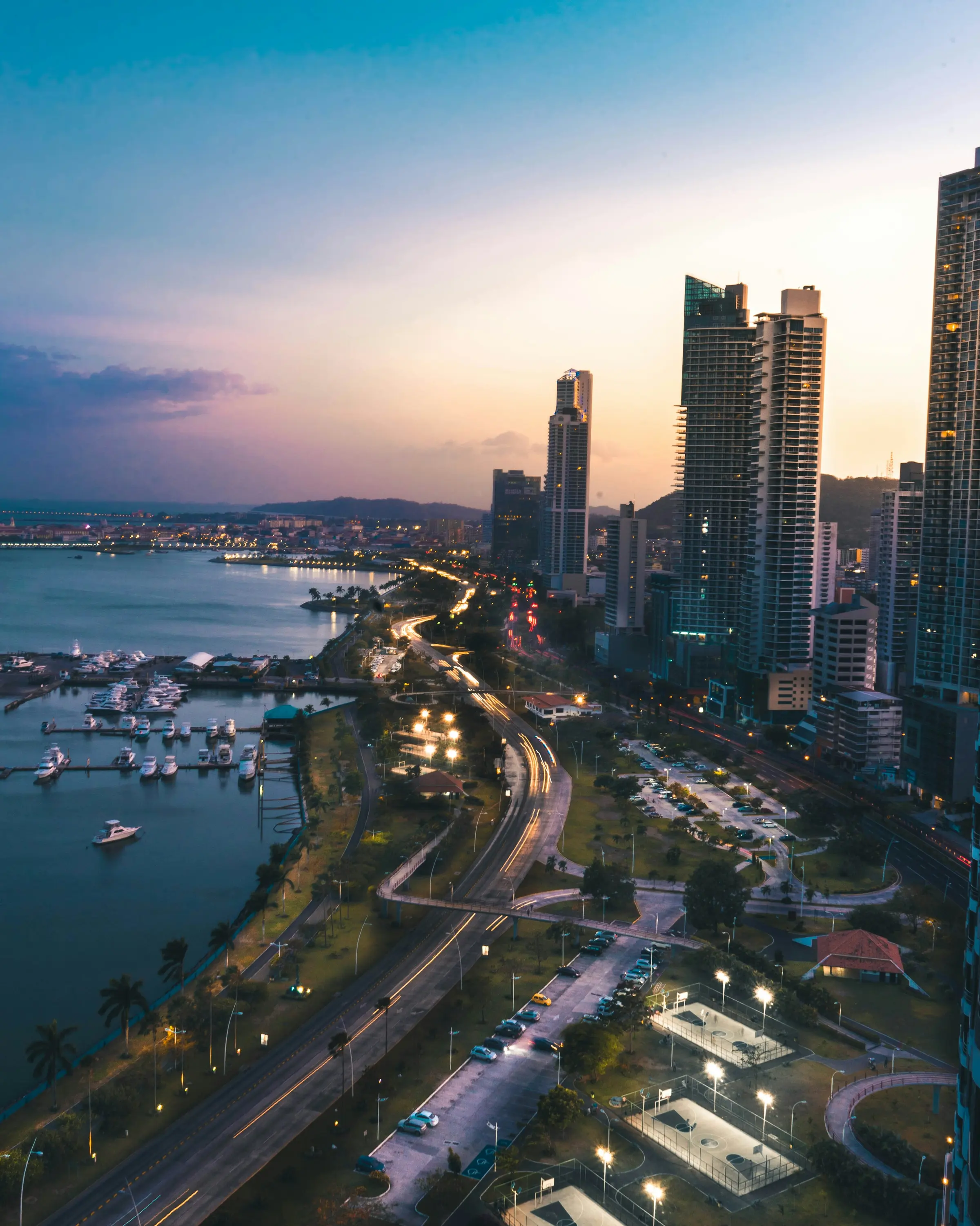 Avenida Balboa y la bahía al anochecer, vista aérea